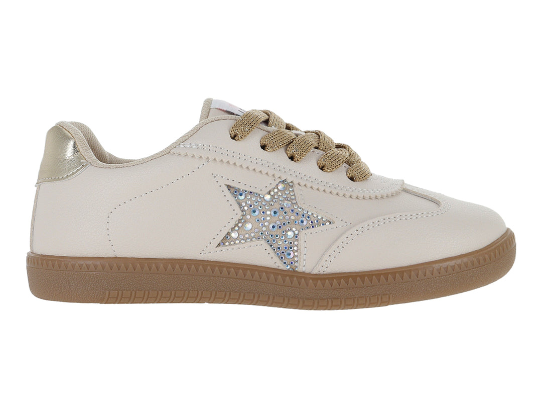 Tenis ATOK color latte con detalle de estrella brillante lateral y cordones dorados.