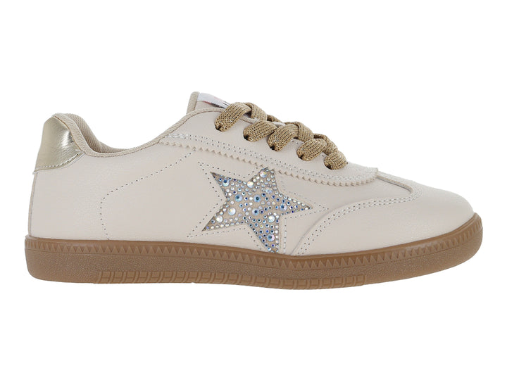 Tenis ATOK color latte con detalle de estrella brillante lateral y cordones dorados.