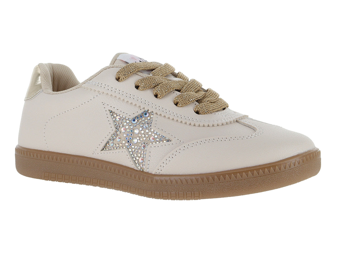Tenis ATOK color latte con detalle de estrella brillante lateral y cordones dorados.