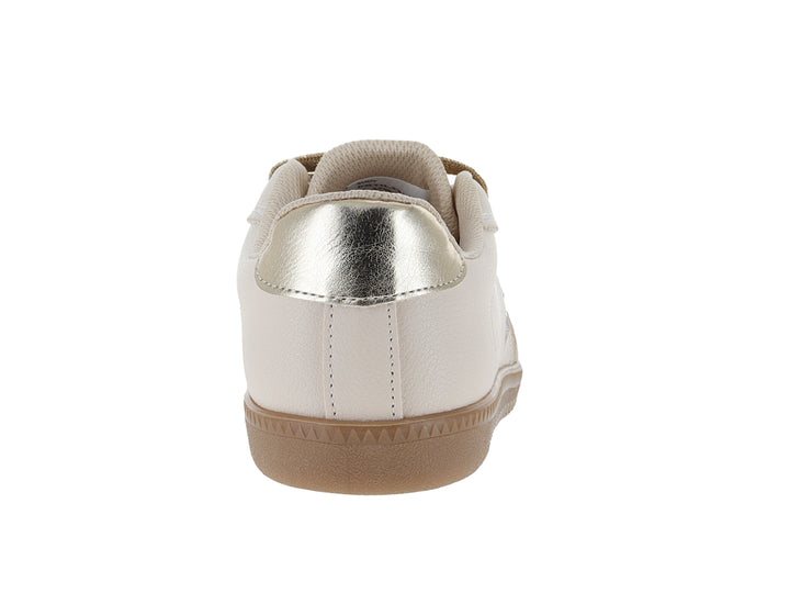 Tenis ATOK color latte con detalle de estrella brillante lateral y cordones dorados.