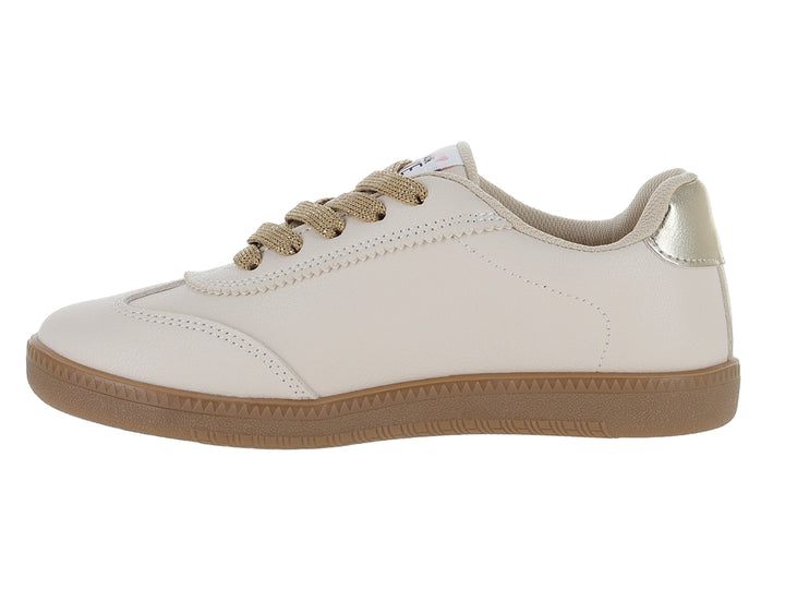 Tenis ATOK color latte con detalle de estrella brillante lateral y cordones dorados.