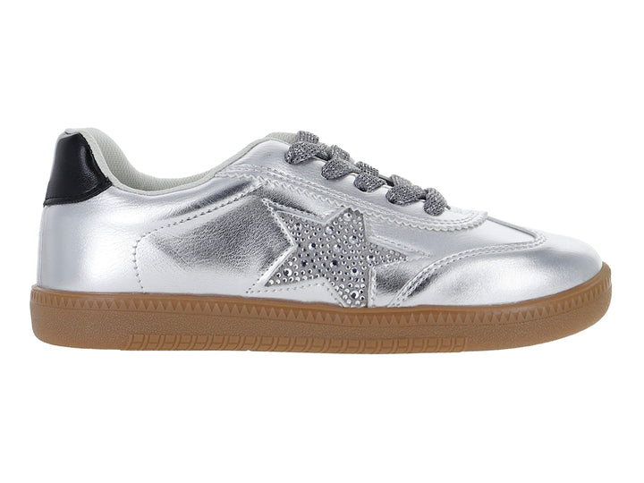 Tenis plateados con suela color café y detalle de estrella con brillantes en el lateral.