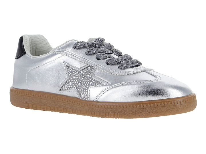 Tenis plateados con suela color café y detalle de estrella con brillantes en el lateral.