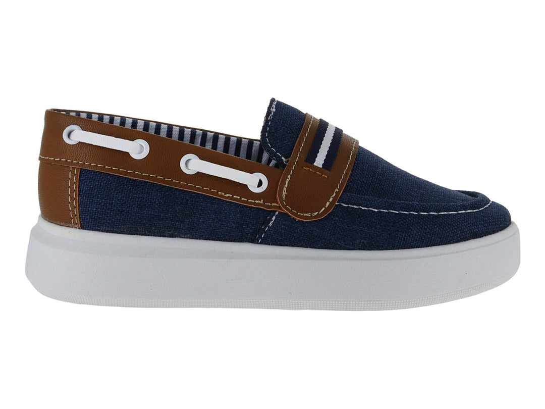 Zapato náutico para niño de lona azul marino con detalles en color camel y suela blanca.