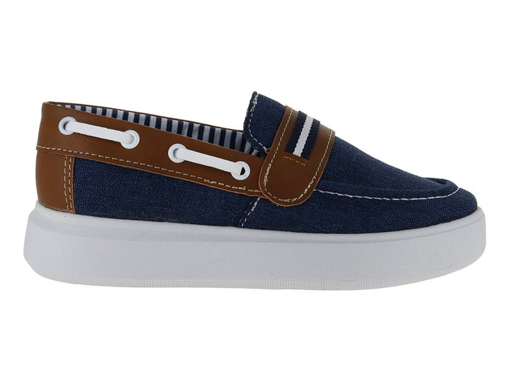 Zapato náutico para niño de lona azul marino con detalles en color camel y suela blanca.