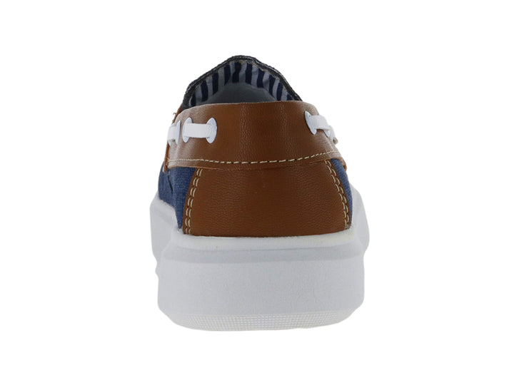 Zapato náutico para niño de lona azul marino con detalles en color camel y suela blanca.
