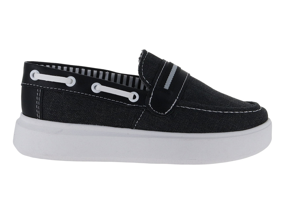 Zapato tipo mocasín de lona color negro con suela blanca para niño.