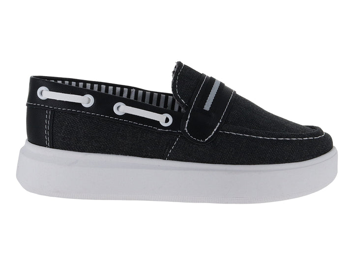 Zapato tipo mocasín de lona color negro con suela blanca para niño.
