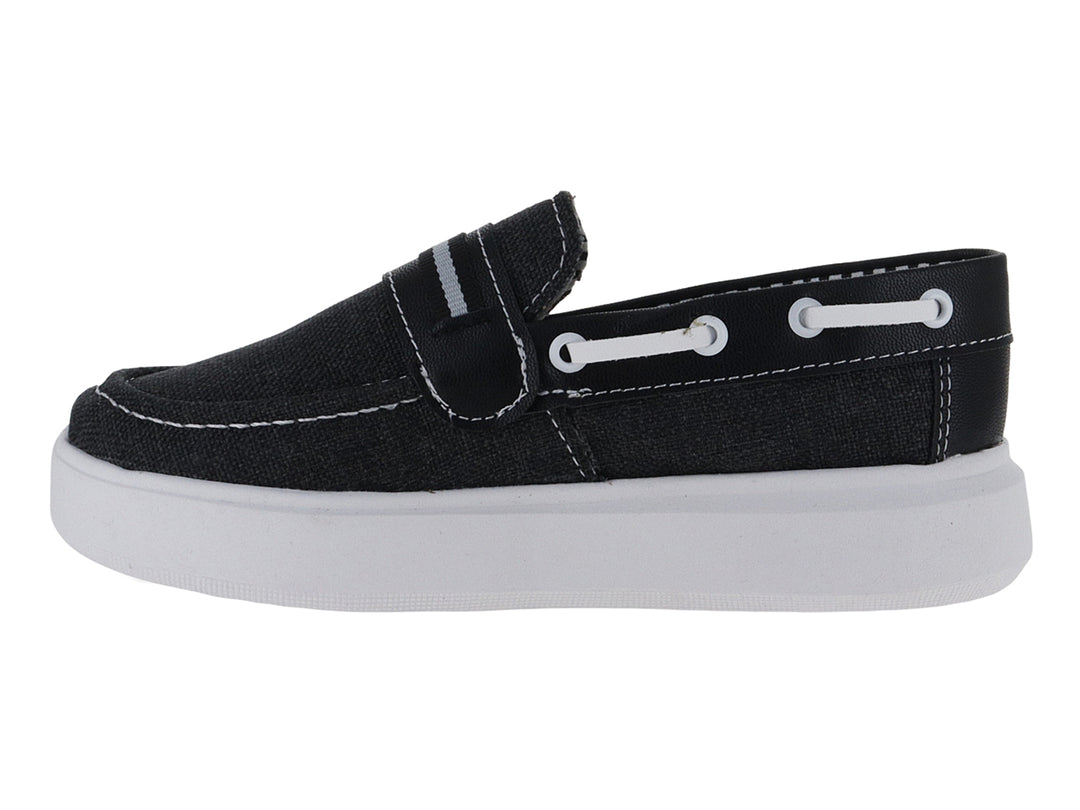 Zapato tipo mocasín de lona color negro con suela blanca para niño.