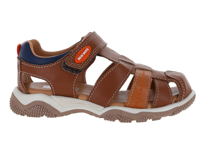 Sandalia infantil color habano con tiras ajustables de velcro y suela blanca.