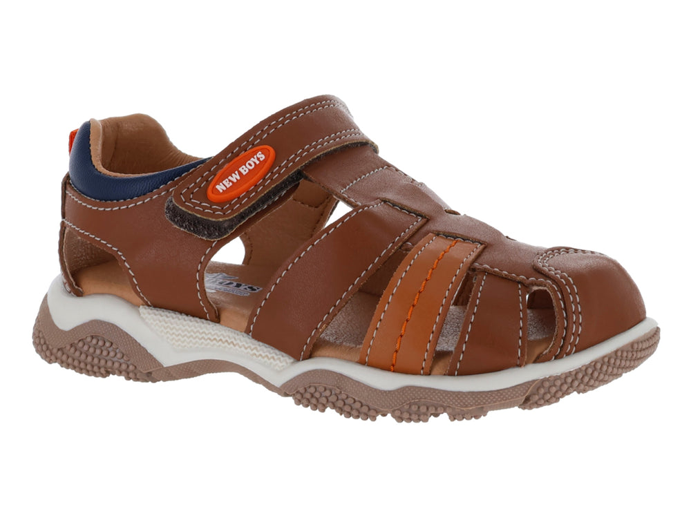 Sandalia infantil color habano con tiras ajustables de velcro y suela blanca.