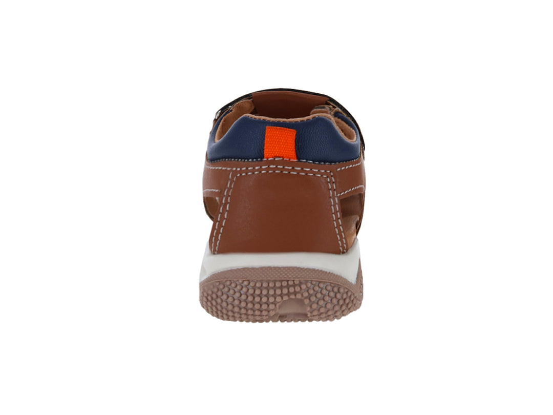 Sandalia infantil color habano con tiras ajustables de velcro y suela blanca.