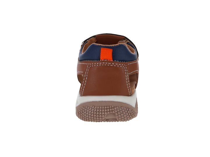 Sandalia infantil color habano con tiras ajustables de velcro y suela blanca.