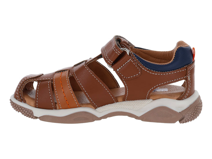 Sandalia infantil color habano con tiras ajustables de velcro y suela blanca.