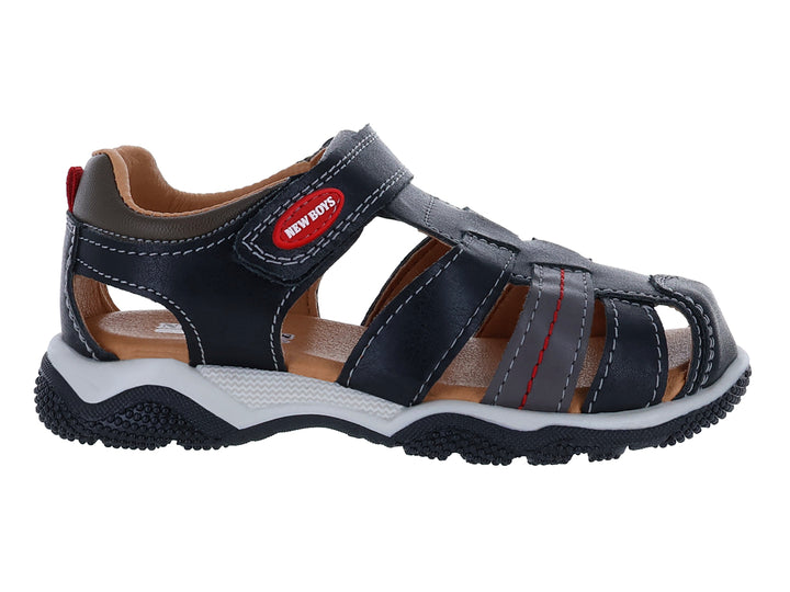 Sandalia cerrada para niño marca New Boys en color negro con suela blanca y detalles en gris.