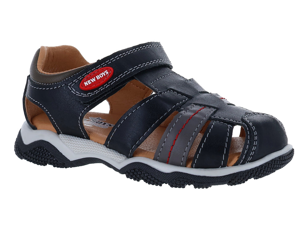 Sandalia cerrada para niño marca New Boys en color negro con suela blanca y detalles en gris.