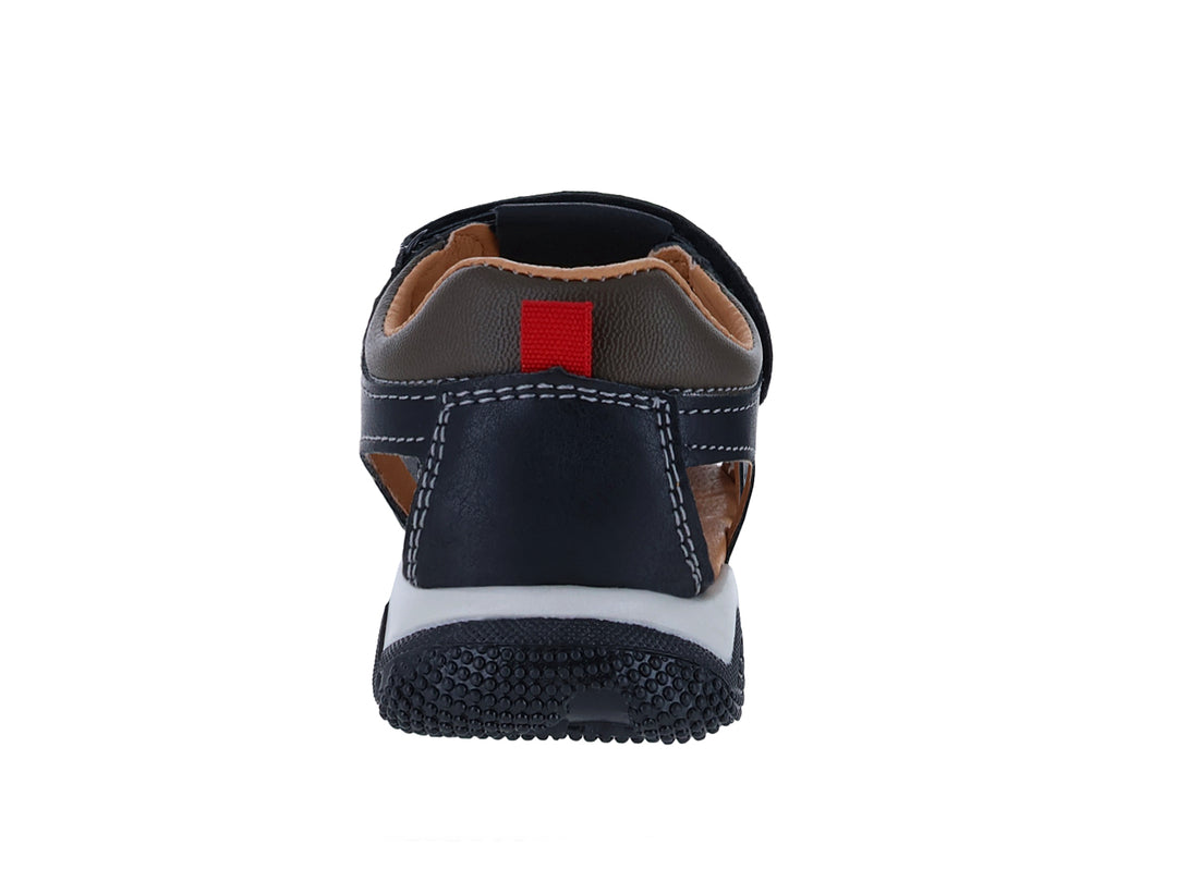 Sandalia cerrada para niño marca New Boys en color negro con suela blanca y detalles en gris.