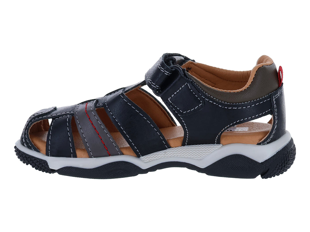 Sandalia cerrada para niño marca New Boys en color negro con suela blanca y detalles en gris.