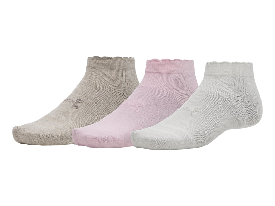 Pack de tres pares de calcetines bajos Under Armour en colores beige, rosa claro y blanco.