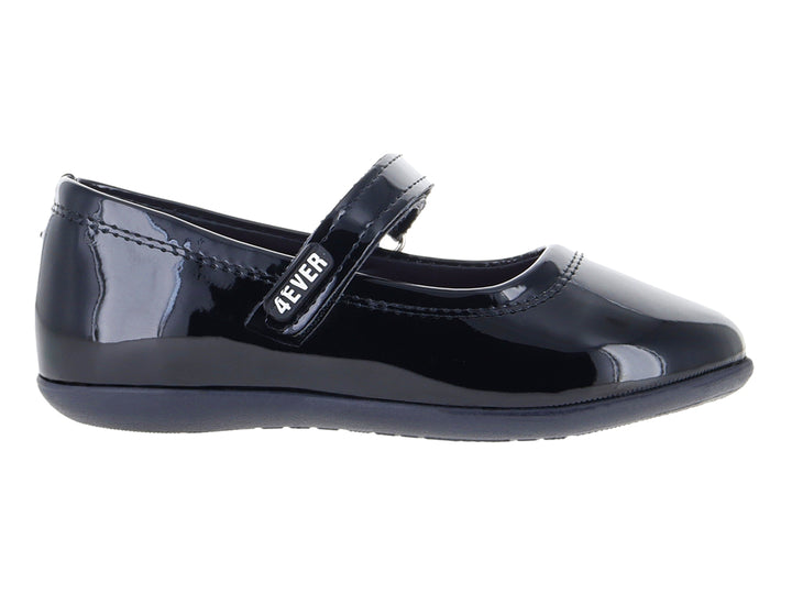 Zapato escolar negro de charol brillante con correa y hebillo para niños.