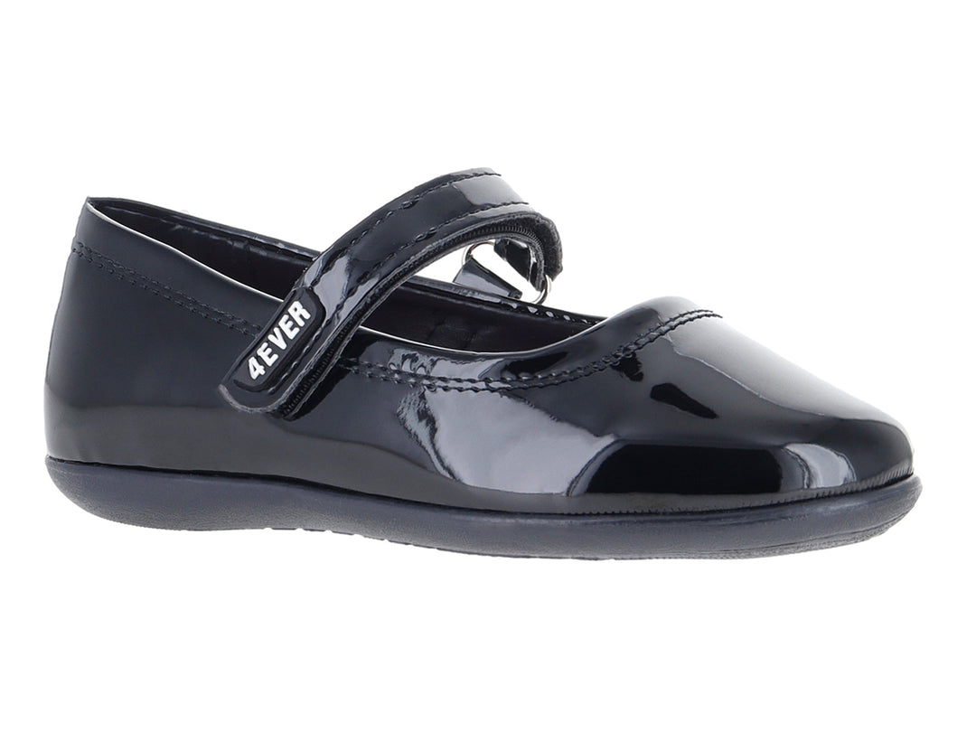 Zapato escolar negro de charol brillante con correa y hebillo para niños.