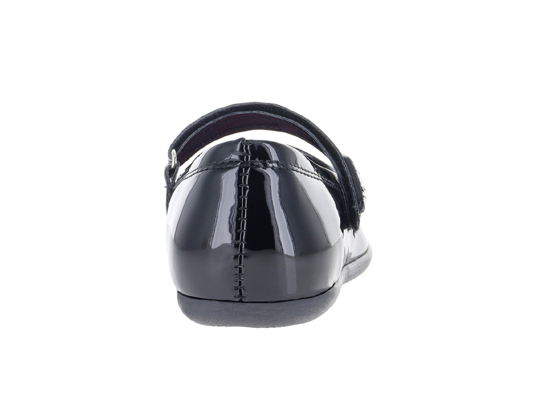 Zapato escolar negro de charol brillante con correa y hebillo para niños.