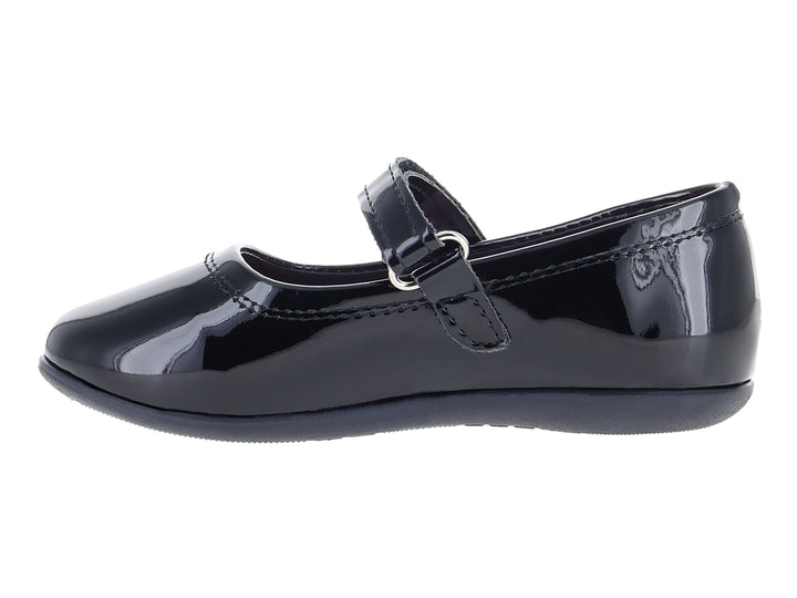 Zapato escolar negro de charol brillante con correa y hebillo para niños.