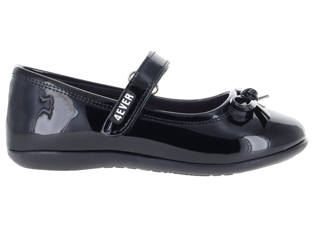 Zapato escolar negro de charol con correa y moño decorativo.