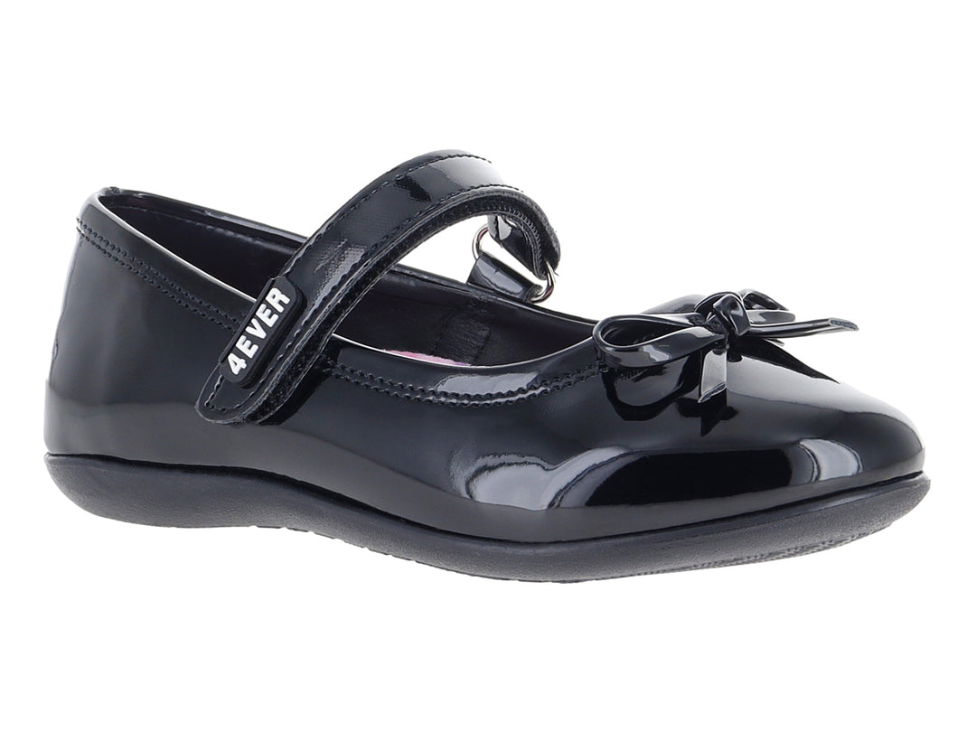 Zapato escolar negro de charol con correa y moño decorativo.