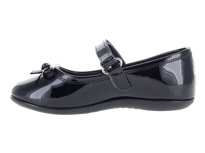 Zapato escolar negro de charol con correa y moño decorativo.