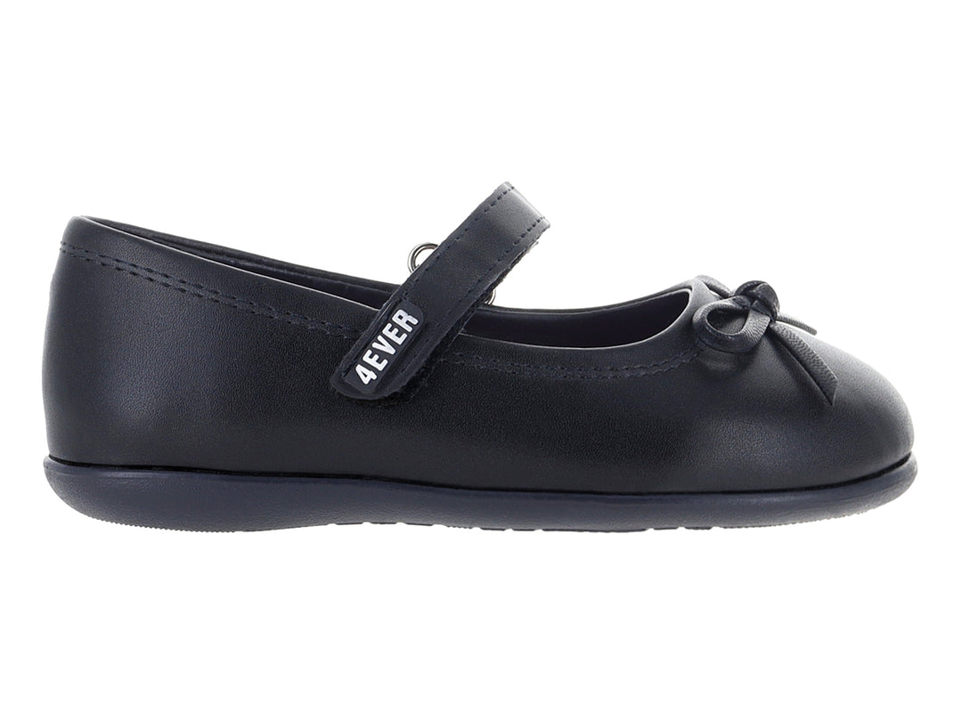 Zapato escolar negro para niña con correa ajustable y moño decorativo.