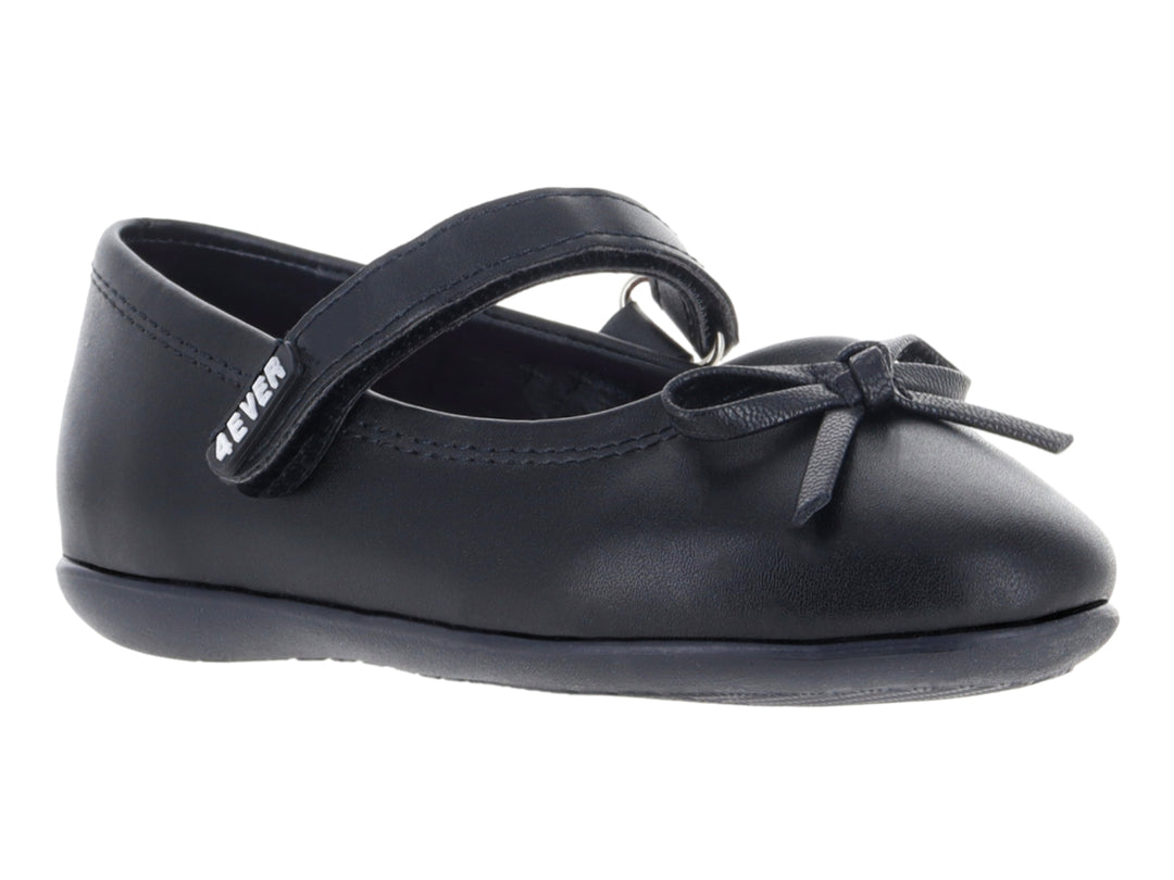 Zapato escolar negro para niña con correa ajustable y moño decorativo.