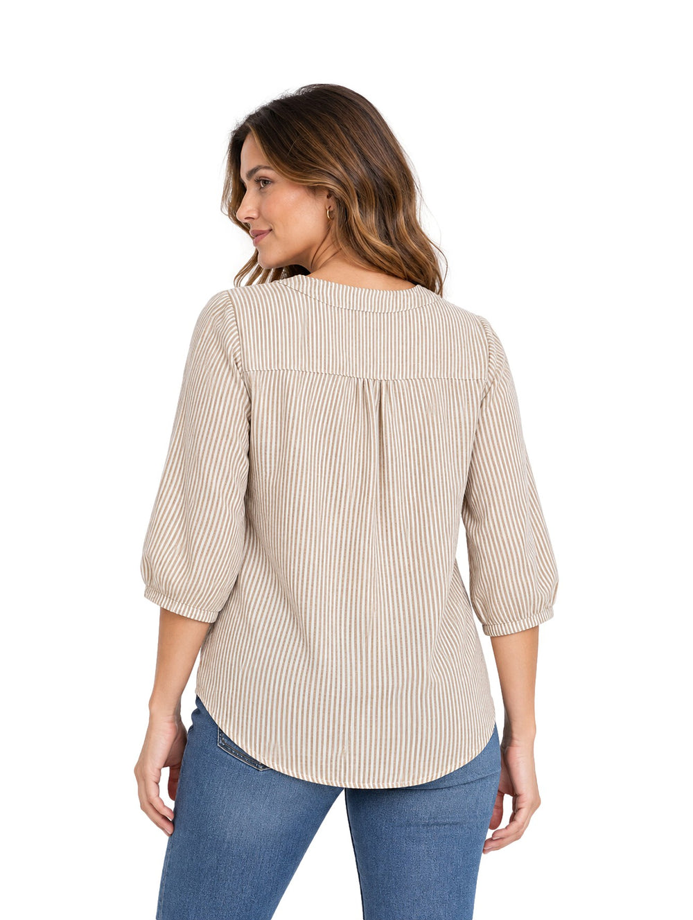 Mujer vistiendo blusa beige a rayas verticales con cuello en V y botones, combinada con jeans azules.