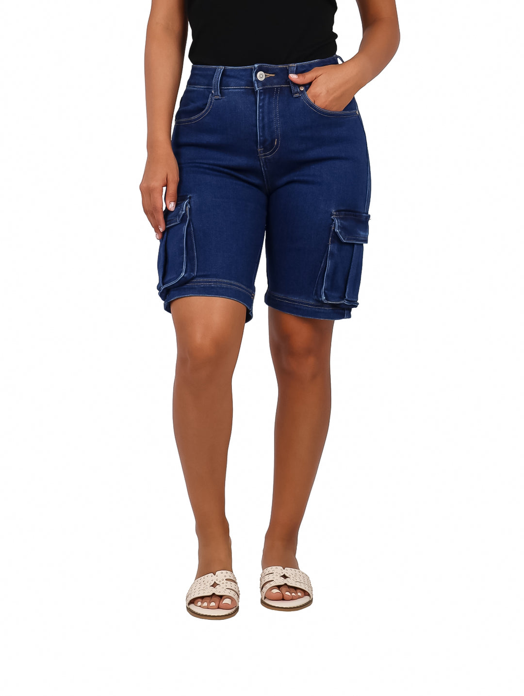 Mujer vistiendo shorts cargo de color azul oscuro con bolsillos laterales.