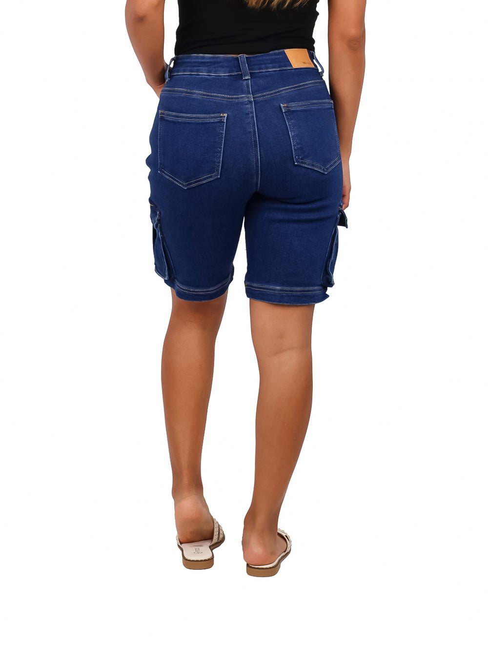 Mujer vistiendo shorts cargo de color azul oscuro con bolsillos laterales.
