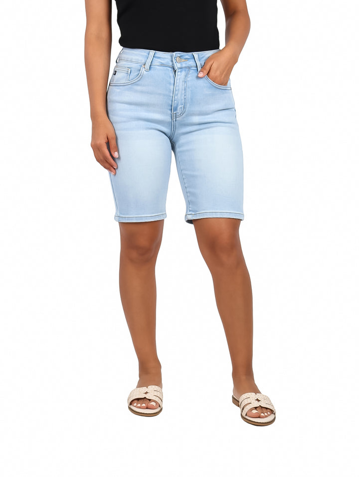 Mujer vistiendo shorts de mezclilla color azul claro de talle alto.