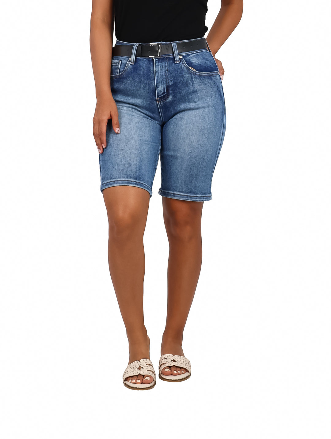Mujer vistiendo shorts de mezclilla color azul doble stone con cinturón negro.