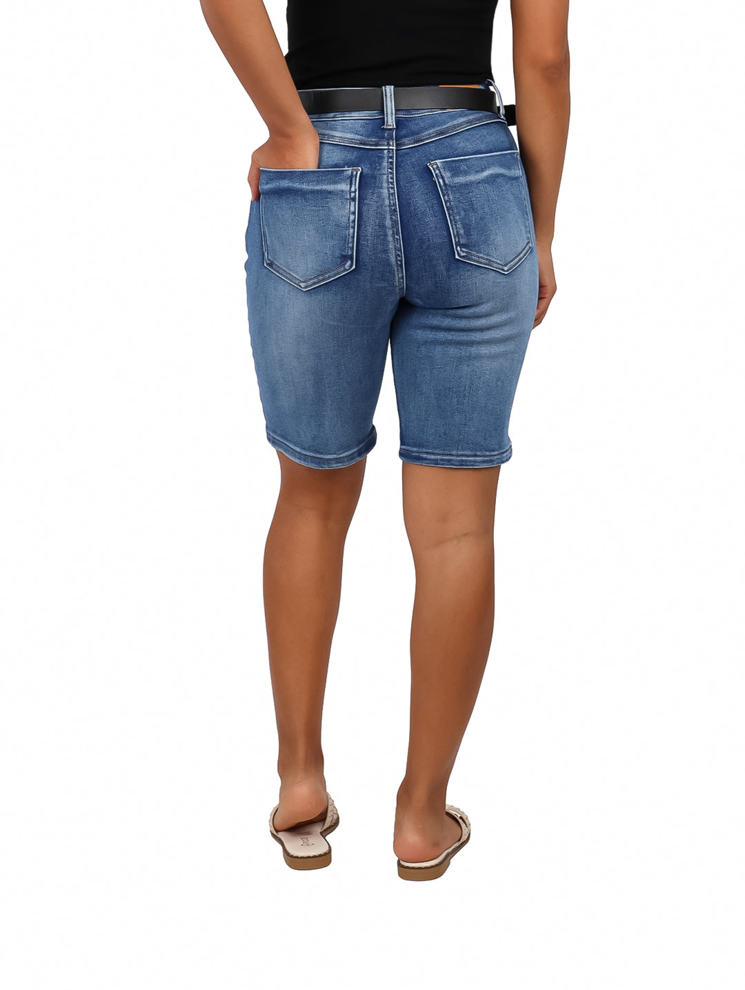 Mujer vistiendo shorts de mezclilla color azul doble stone con cinturón negro.