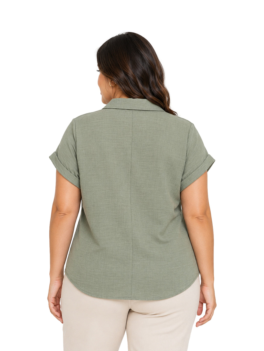 Mujer vistiendo blusa color verde oliva claro con botones frontales y manga corta.