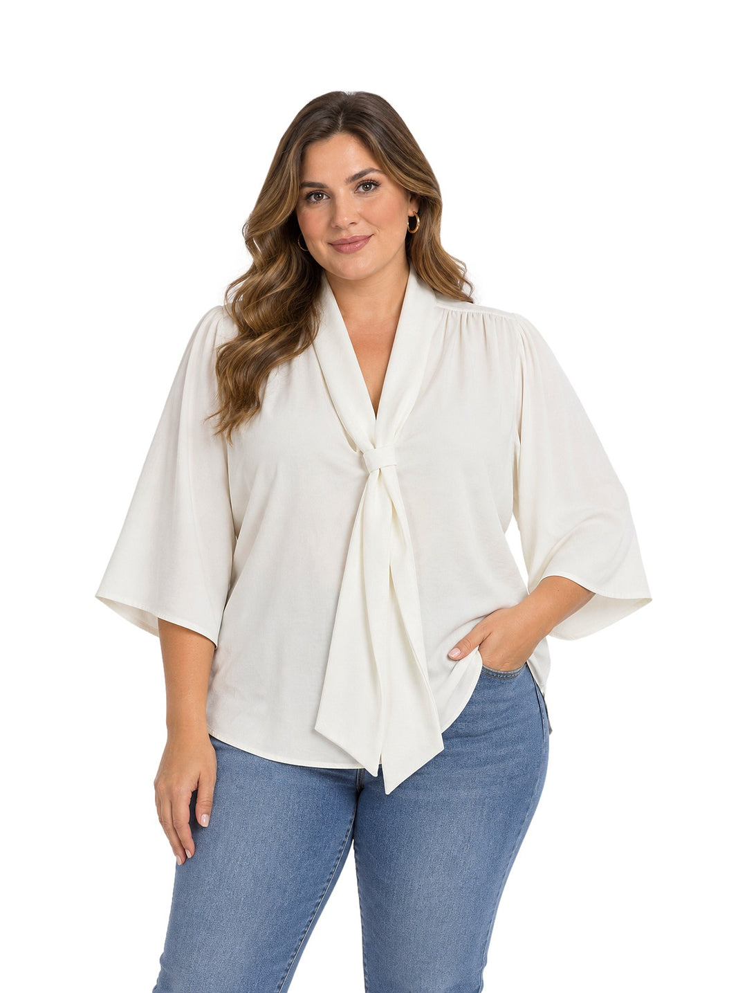 Mujer vistiendo blusa color ivory de marca Juliana Favela con cuello anudado y mangas amplias.