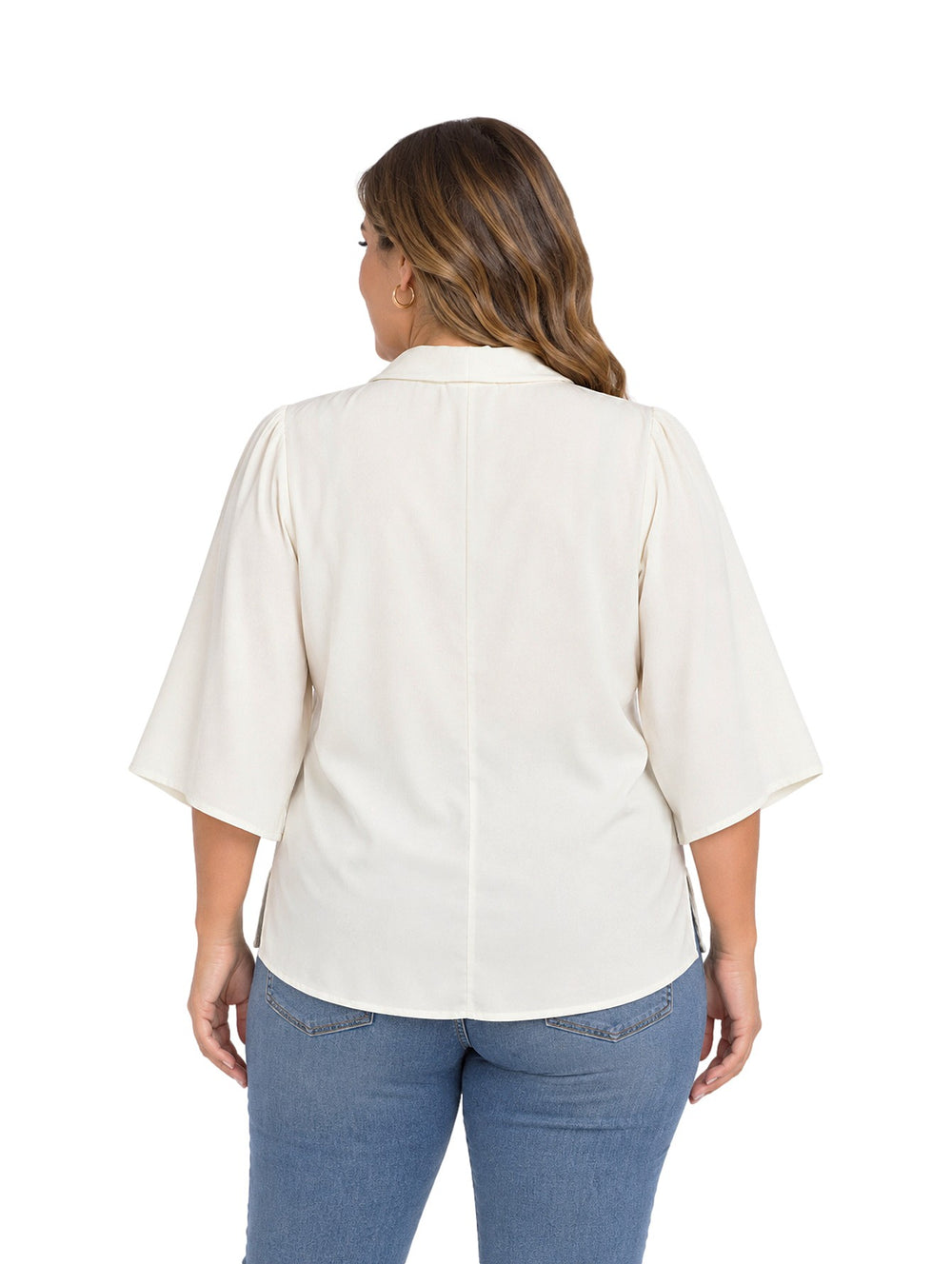 Mujer vistiendo blusa color ivory de marca Juliana Favela con cuello anudado y mangas amplias.