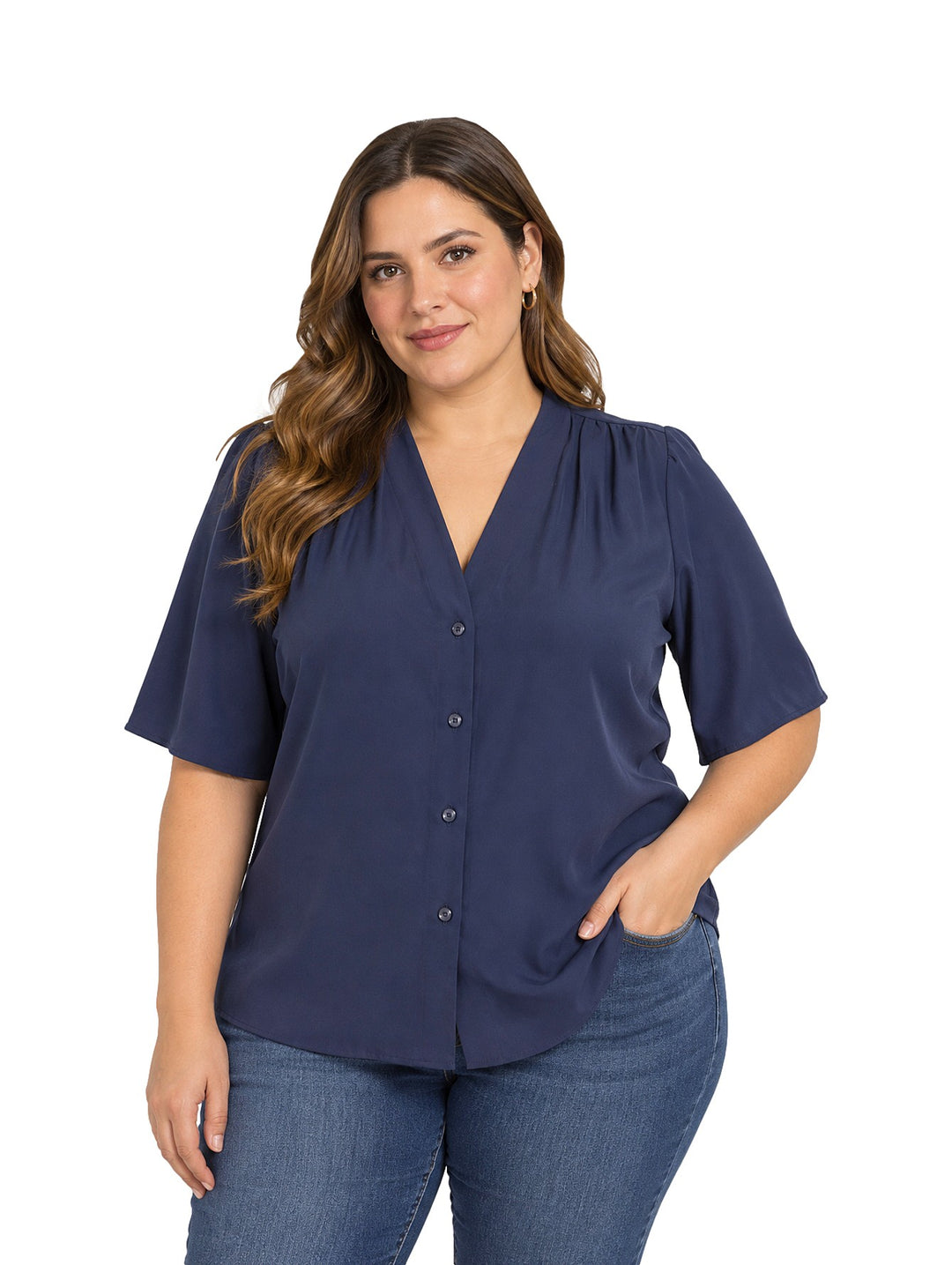 Mujer vistiendo blusa color navy de cuello en V y botones frontales, combinada con jeans azules.