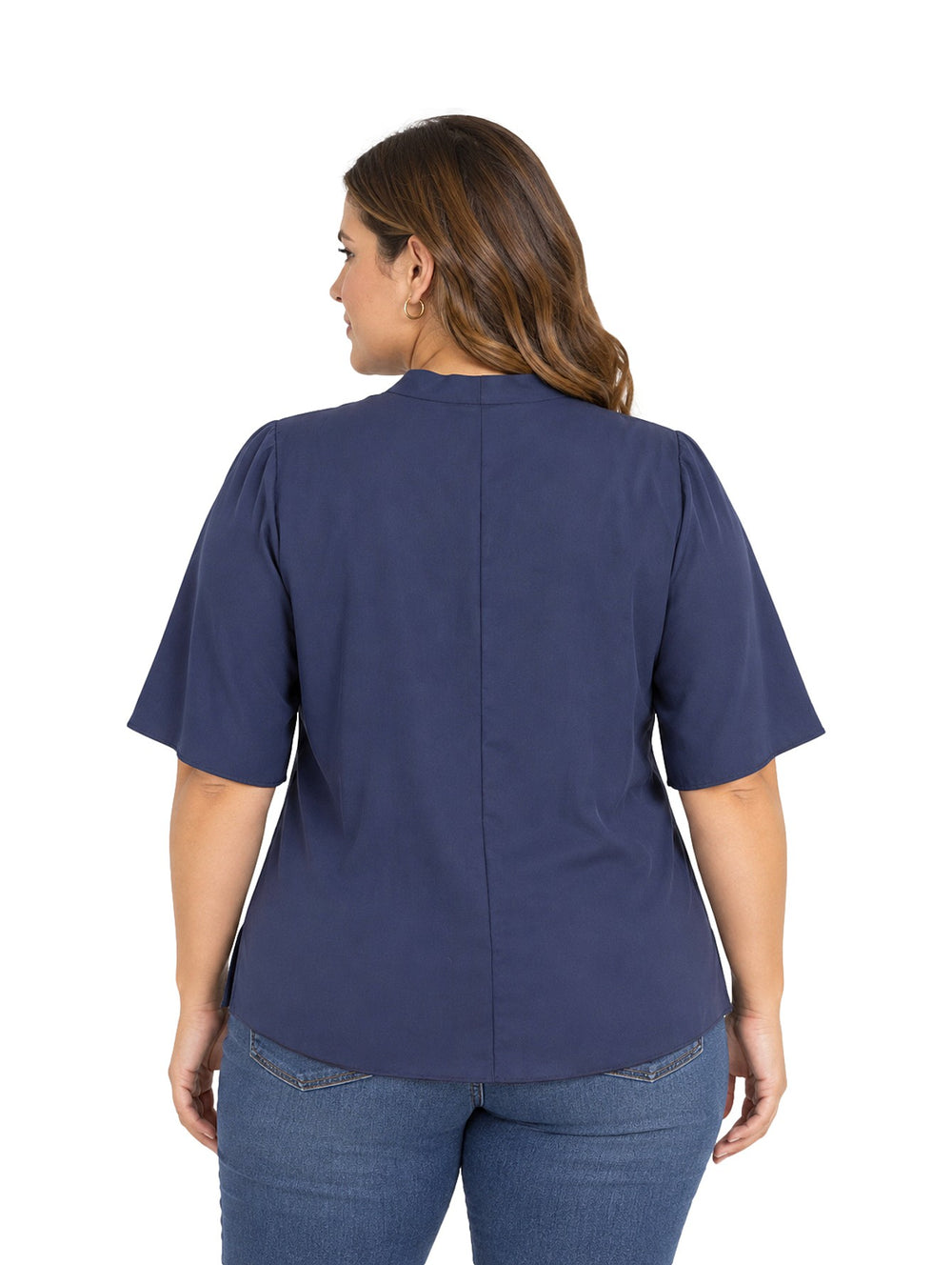 Mujer vistiendo blusa color navy de cuello en V y botones frontales, combinada con jeans azules.
