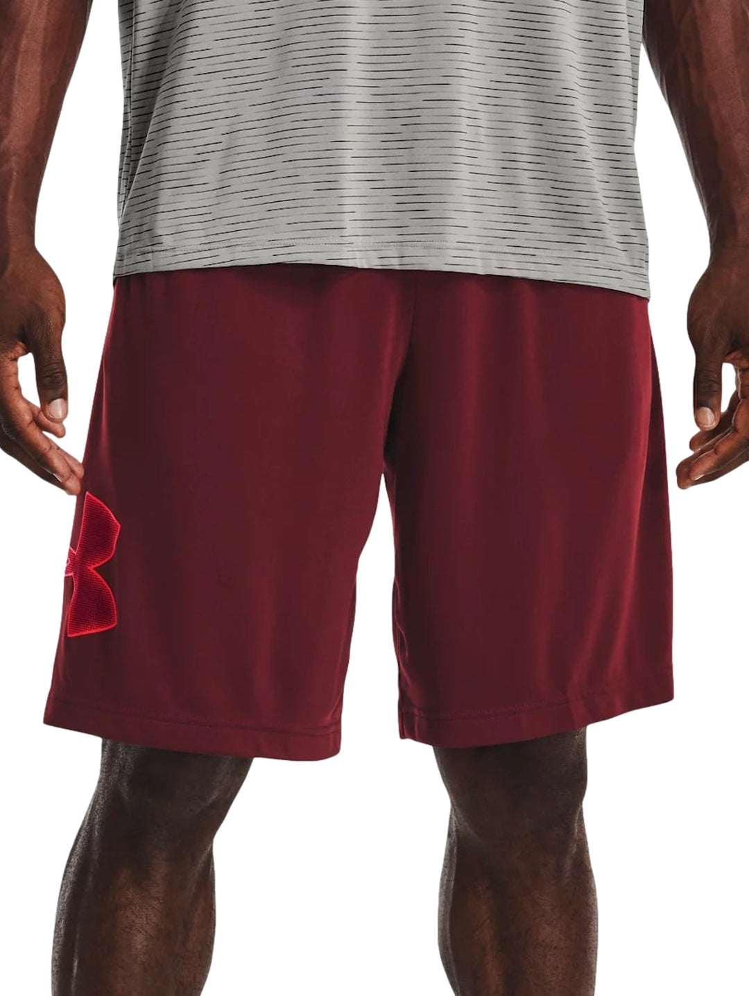 Pantalones cortos deportivos Under Armour en color rojo oscuro.