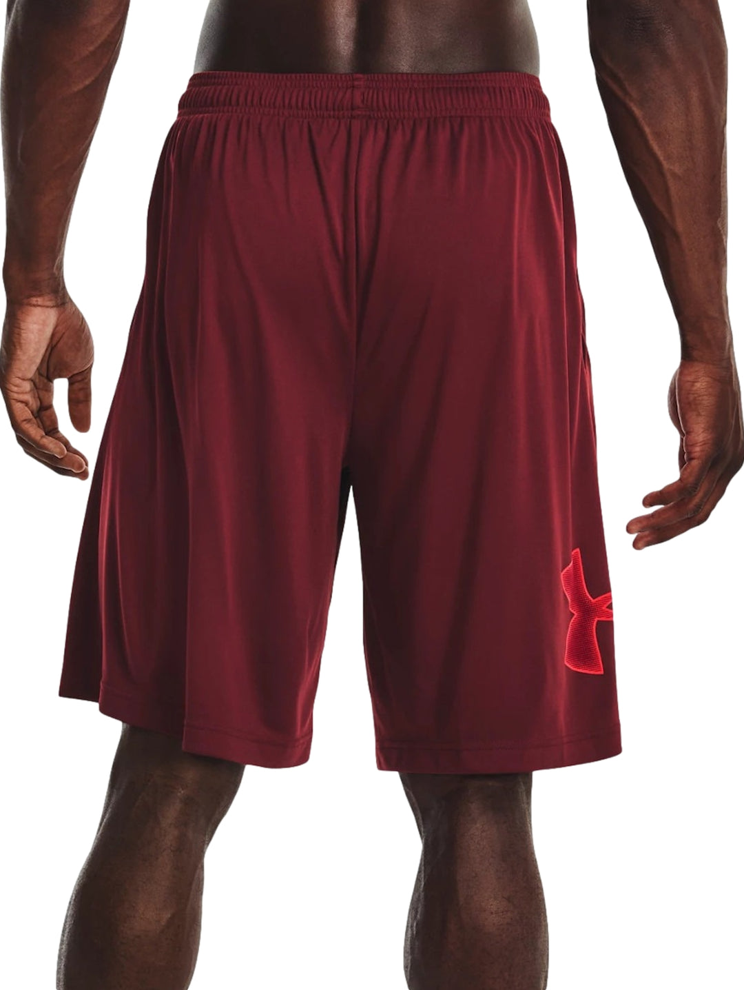 Pantalones cortos deportivos Under Armour en color rojo oscuro.