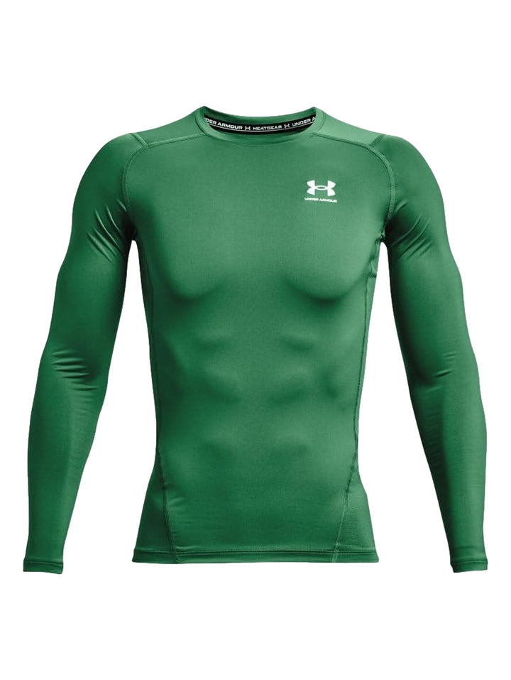 Hombre vistiendo una camiseta deportiva de compresión color verde de manga larga de la marca Under Armour.