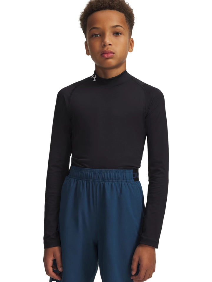 Niño vistiendo camiseta deportiva de manga larga y cuello mock en color negro.