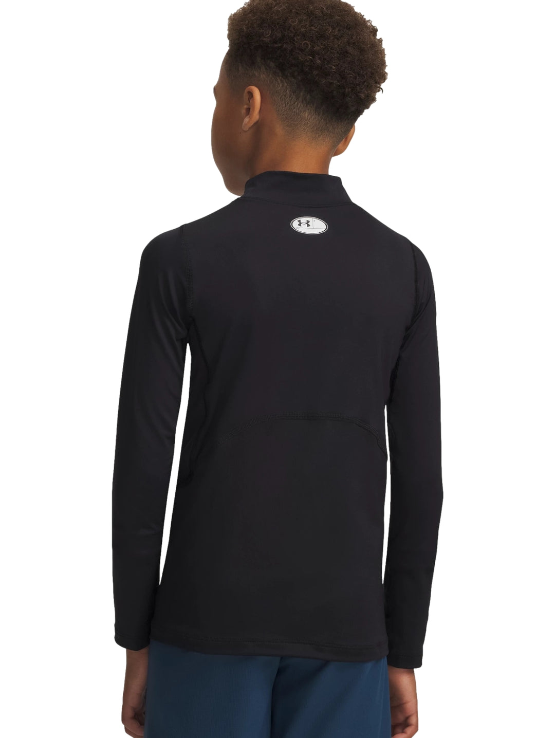 Niño vistiendo camiseta deportiva de manga larga y cuello mock en color negro.
