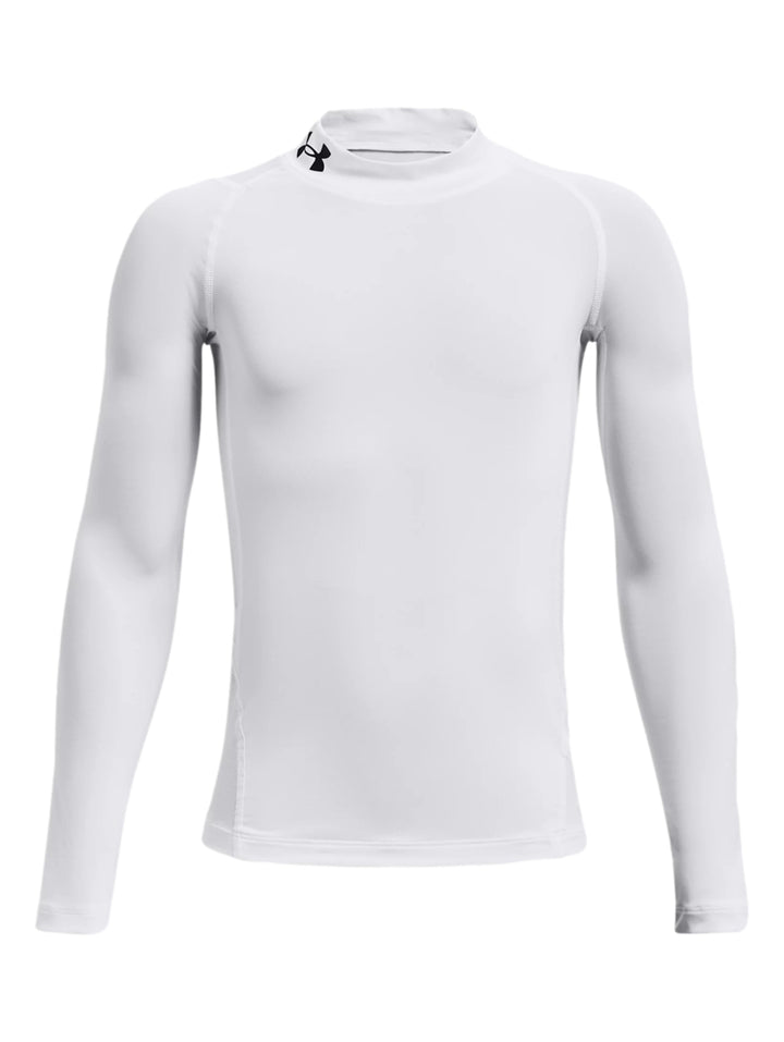 Niño vistiendo camiseta deportiva blanca de manga larga y cuello mock Under Armour.