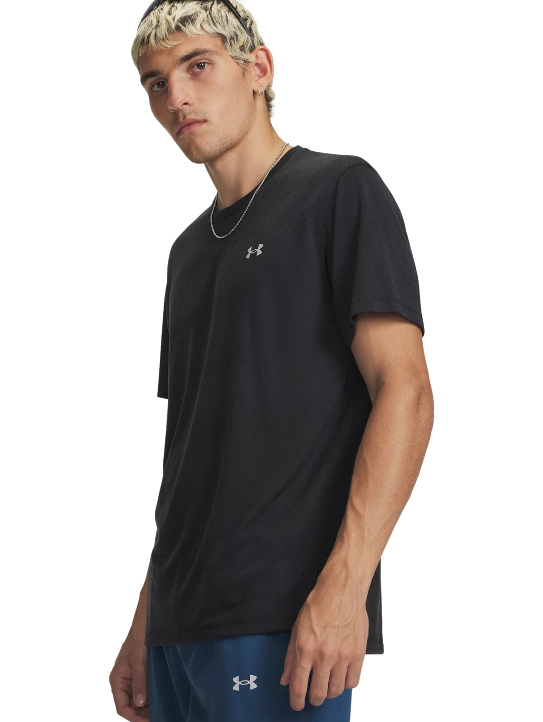 Hombre vistiendo una camiseta deportiva de manga corta color negro de la marca Under Armour.